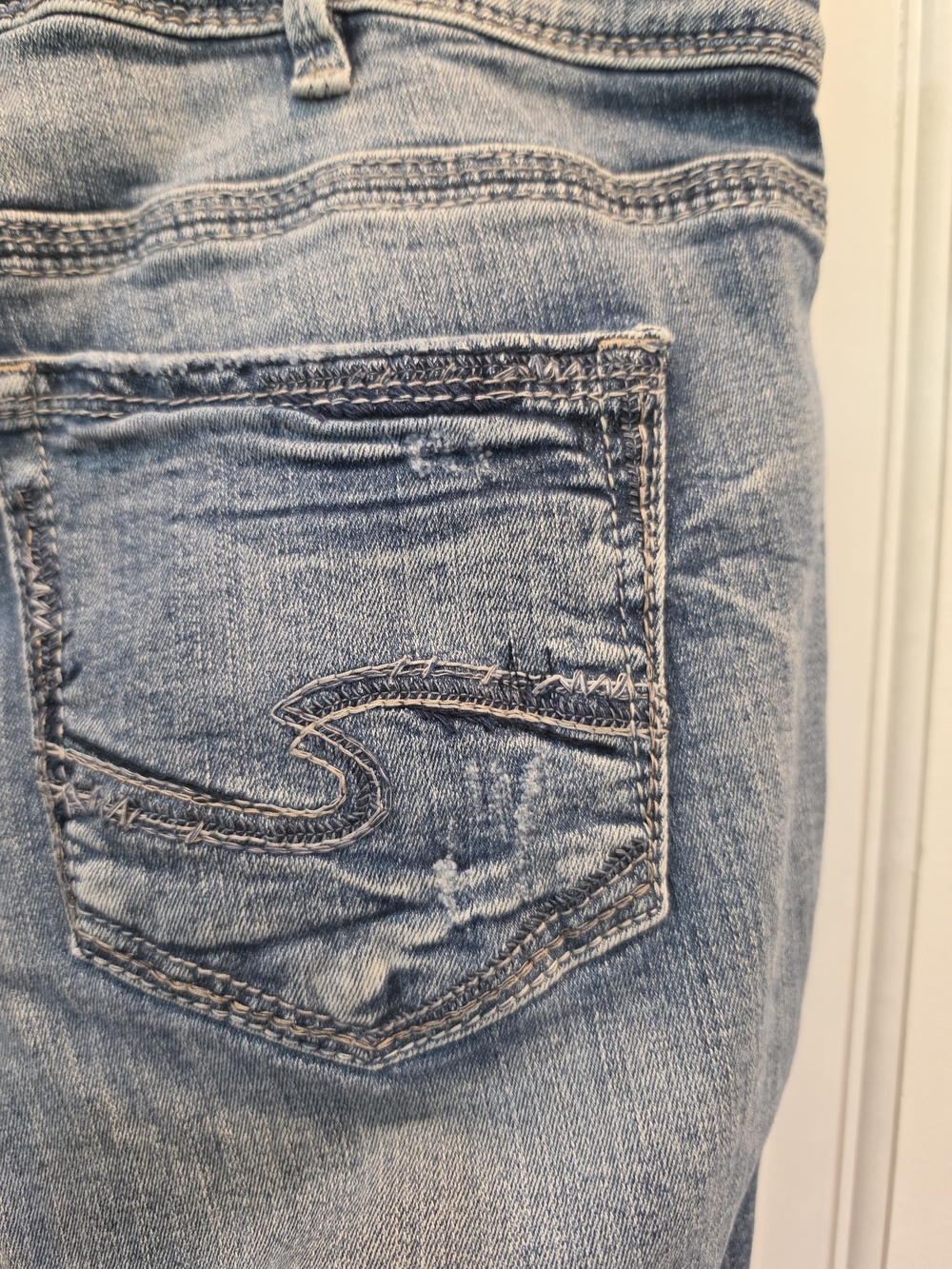 Silver Jeans Sam Light Blue Boyfriend Jeans with Embroidered Pocket 14/27